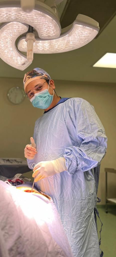 Dr. Aldo Olvera Casas, cirujano oncólogo, durante un procedimiento en Querétaro