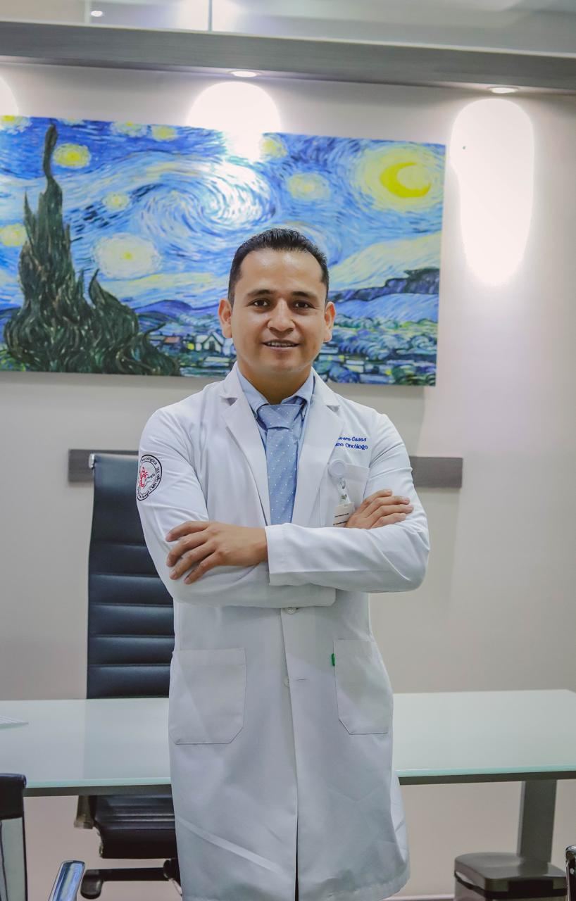Dr. Aldo Olvera Casas, cirujano oncólogo en Querétaro, en su consultorio